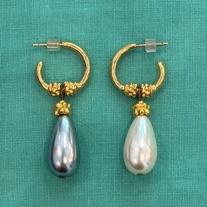 🩶🤍 Vintage Costume Gold Tone Faux Pearl Earrings